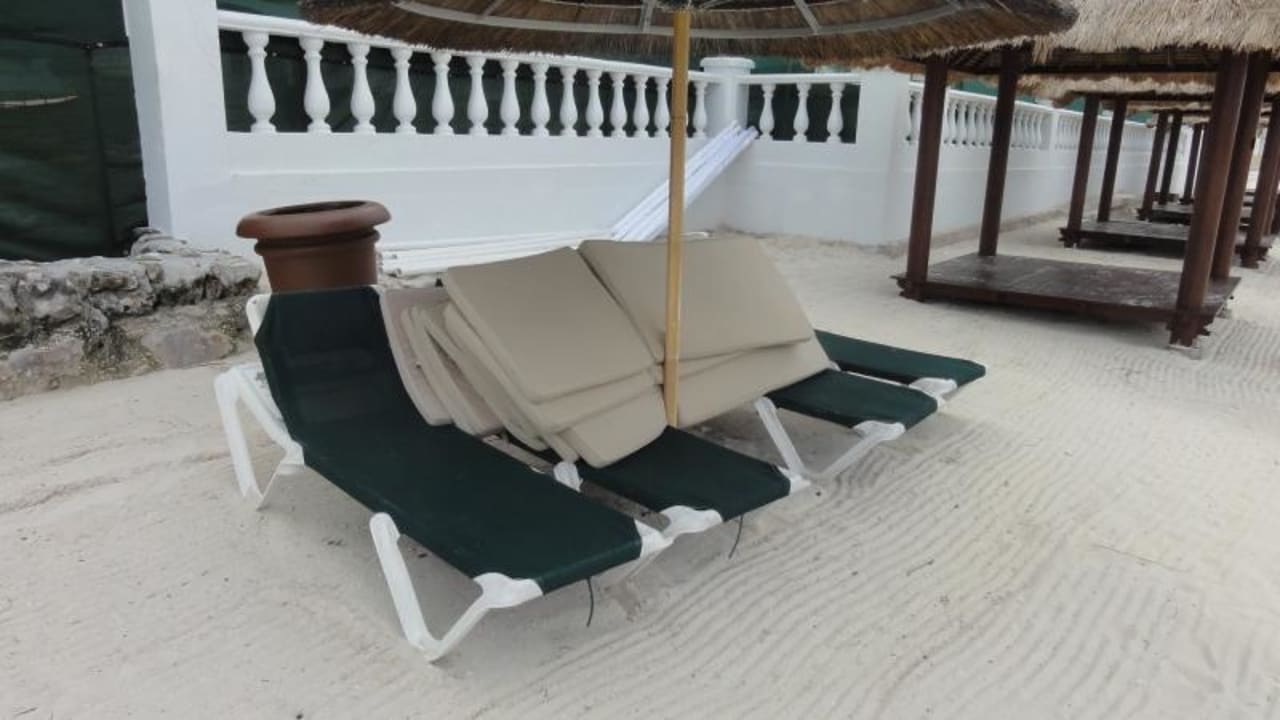 Auflagen auch mittags noch nicht auf den Liegen Sandals Royal Bahamian