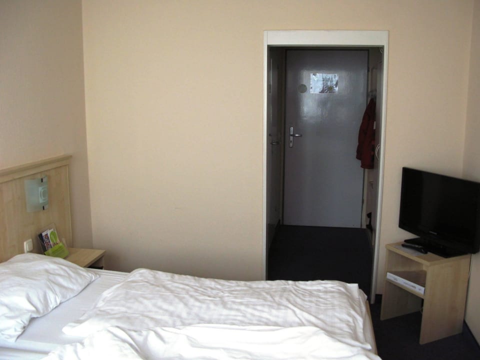 Blick zur Zimmertür, links Bad, rechts Schrank AHORN Hotel Am Fichtelberg