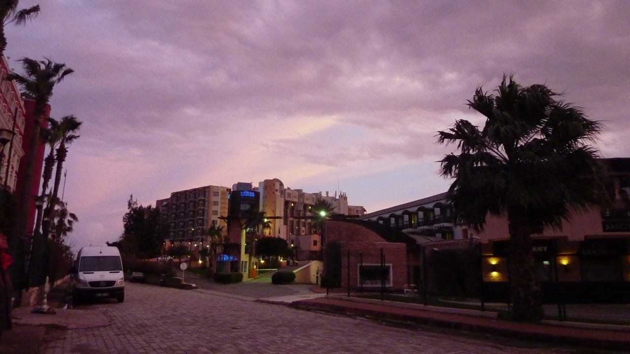 Haupteingang am Abend Limak Limra Hotel & Resort