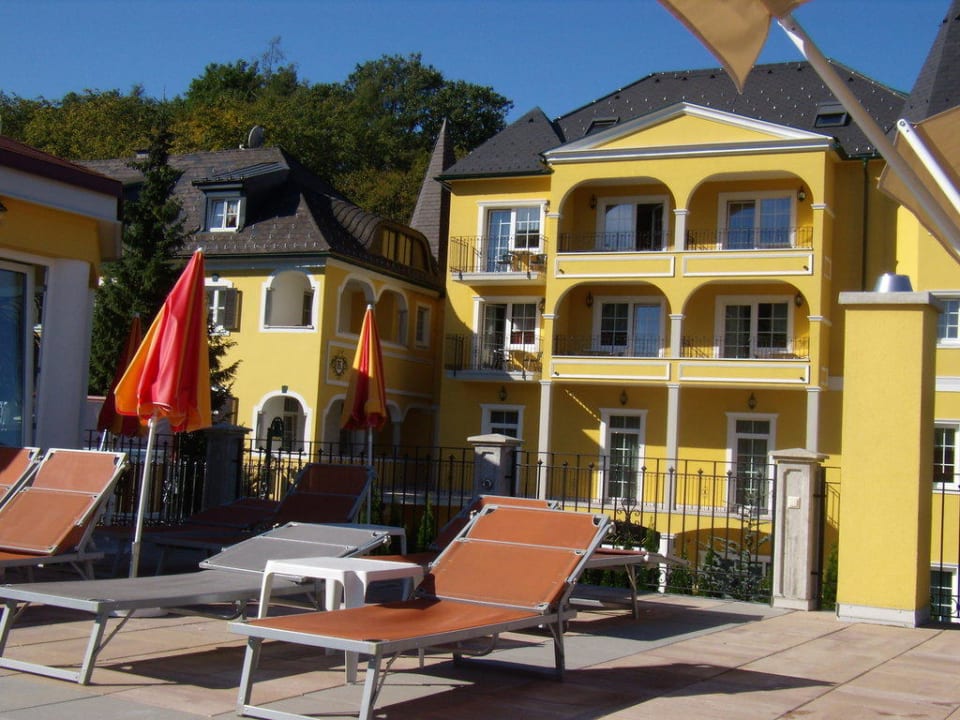 Vom Pool zu Hotel Schlössl Hotel Kindl
