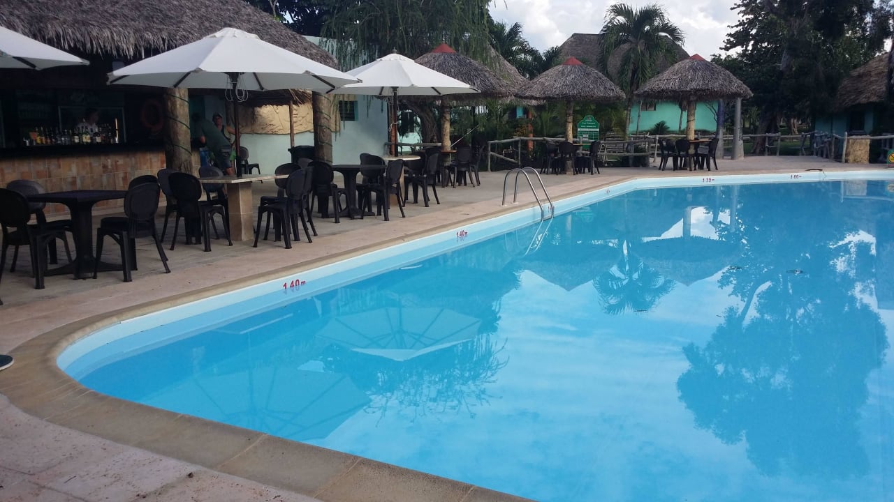 Pool und Teil der Poolbar Hotel Los Caneyes
