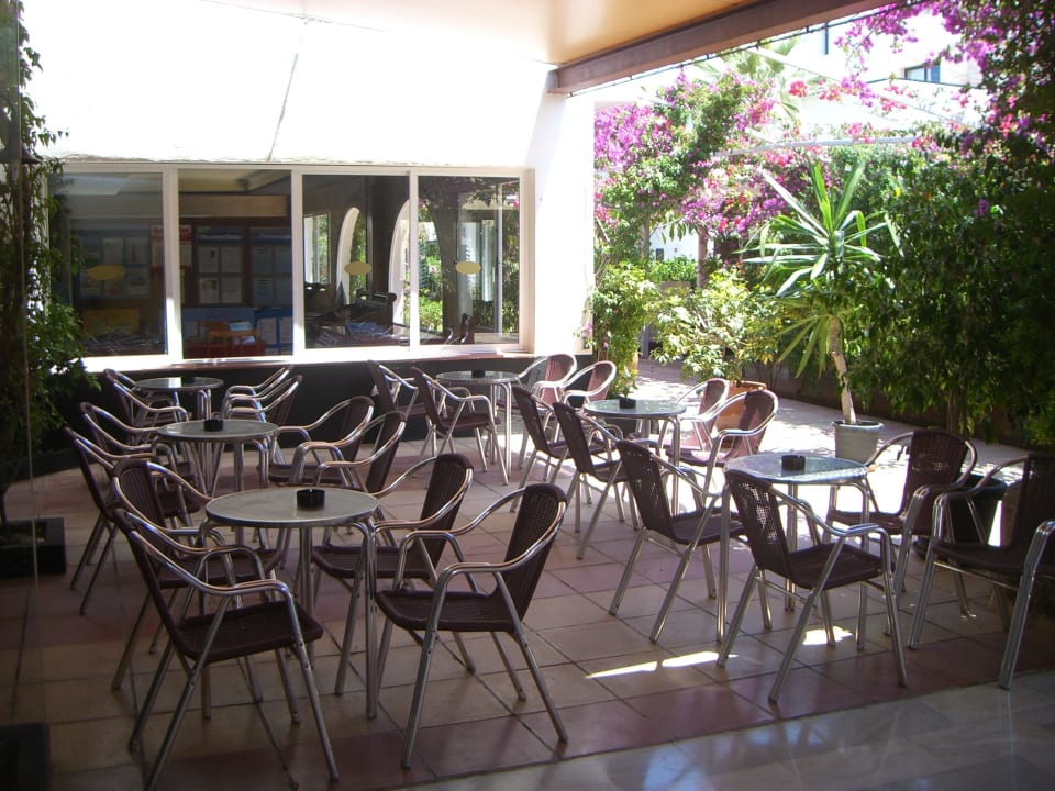 Sitzgruppe bei der Snackbar FERGUS Style Bahamas