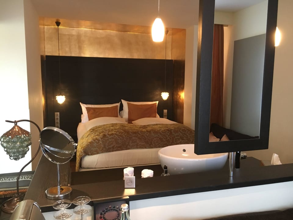 Blick von der Minibar zum Bett Hotel Laurentius