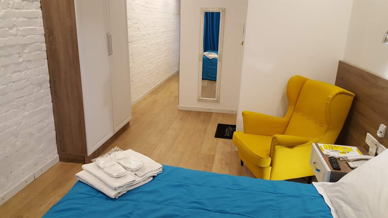 Schmaler Wandschrank. Partner Guest House Baseina Street