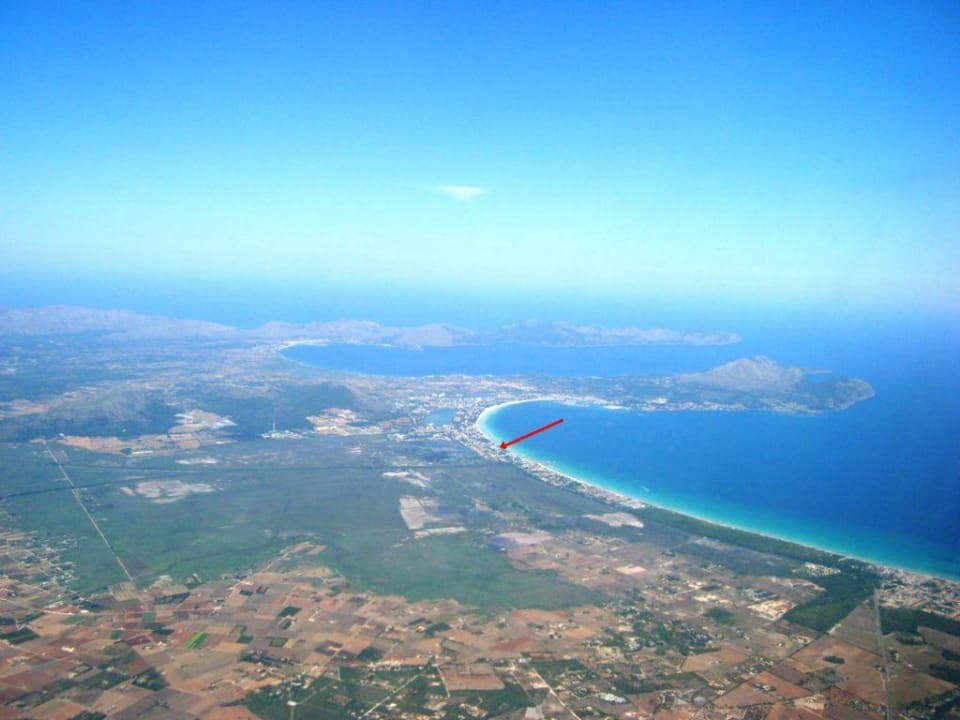 Blick auf die Bucht von Alcudia vom Flugzeug Iberostar Waves Playa de Muro