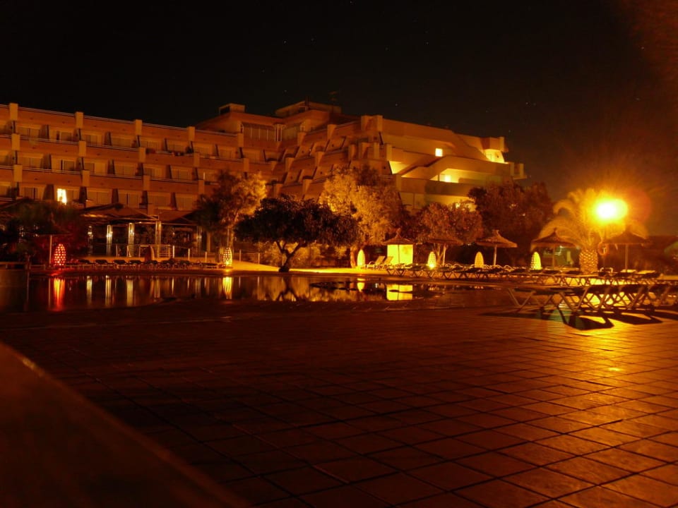Pool und Hotel bei Nacht Hotel Mariant Park