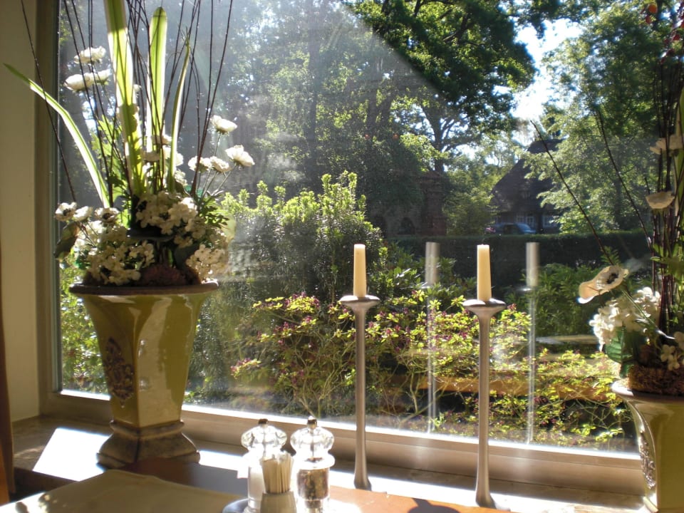 Blick vom Restaurant in den Garten Heidehotel Rieckmann