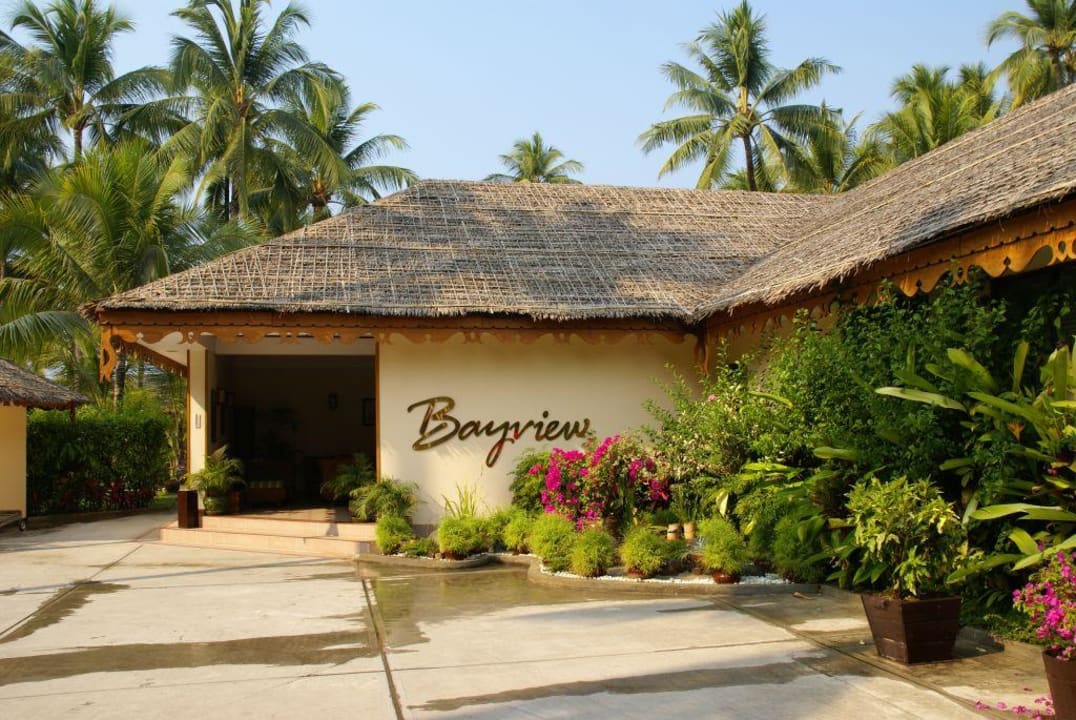 Hoteleingang Bayview - the beach resort