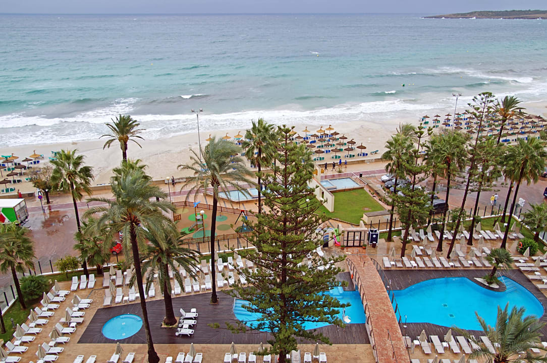 Hotel-Pool & Strand am Regentag CM Playa del Moro