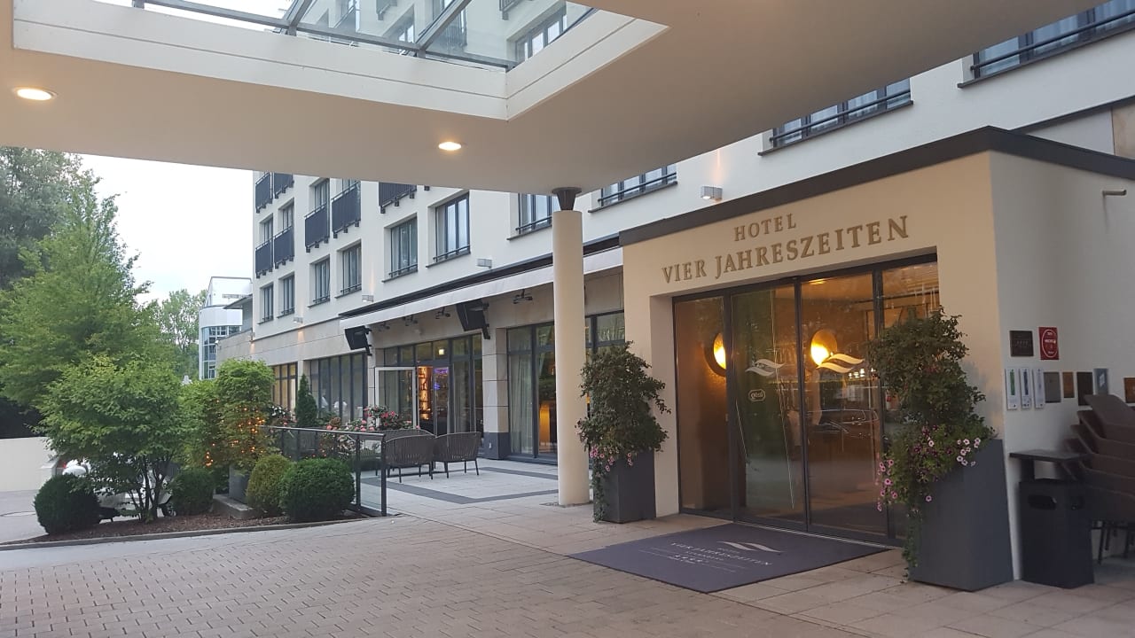 Außenansicht Hotel Vier Jahreszeiten Starnberg