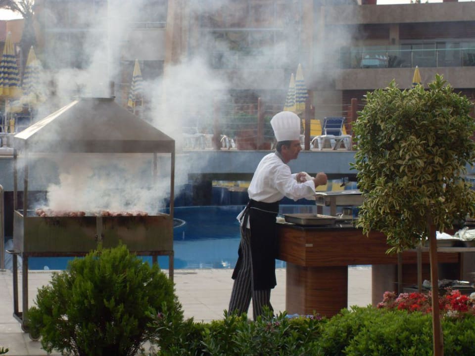 Grill przy basenie Alaiye Resort & Spa