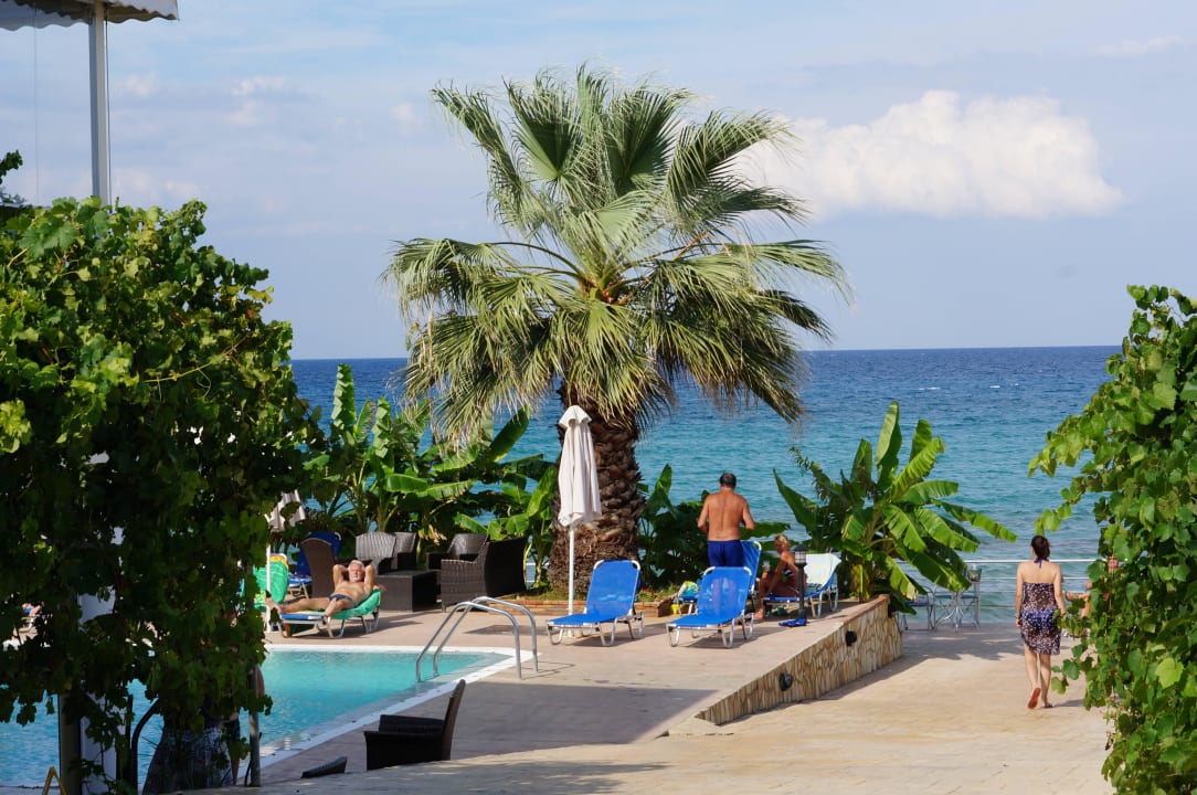 Blick vom Gehweg Hotel Belussi Beach