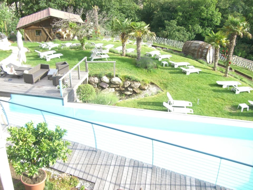 Sehr gepflegte Liegewiese mit großem Pool SOLEA Südtirol