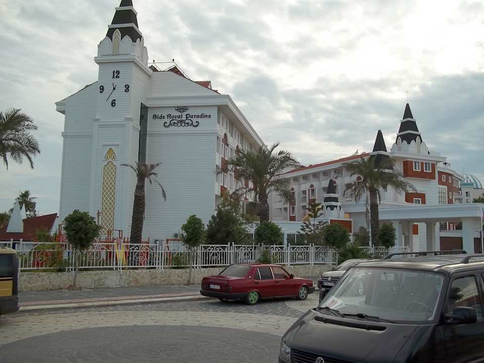 Von der Strasse aus Side Royal Paradise Hotel
