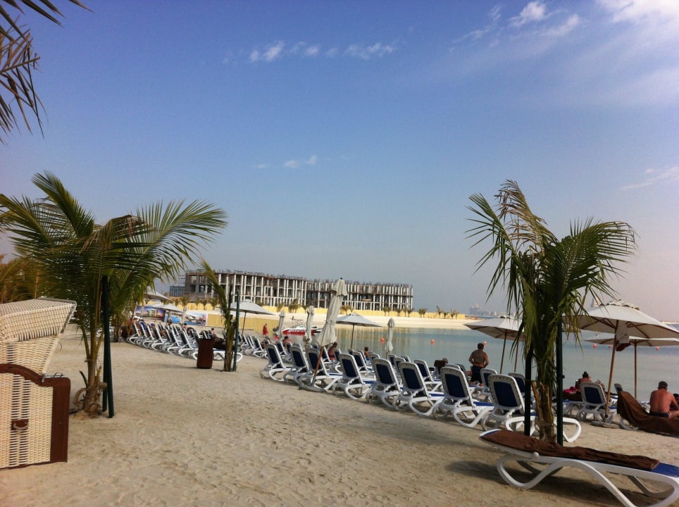 Strand + Jede Menge Liegen+ Baustelle DoubleTree by Hilton Resort & Spa Marjan Island