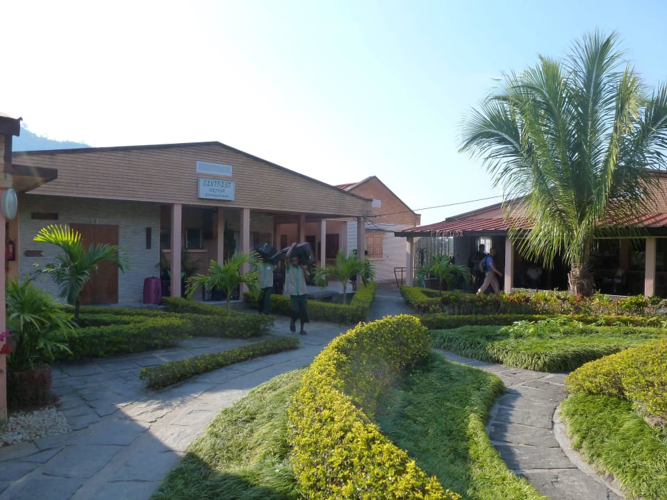 Hotel Eingang und Garten                           Hotel Centrest Sejour