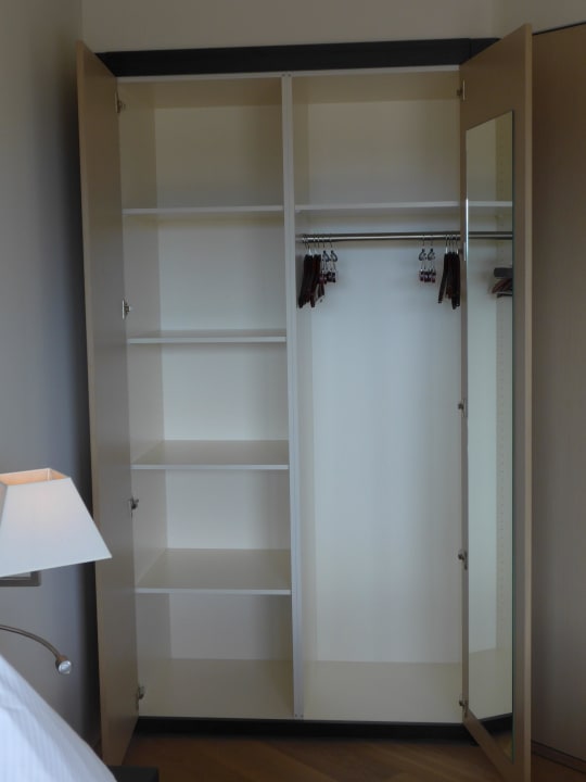 Schrank mit viel Stauraum Hotel Seepark Thun