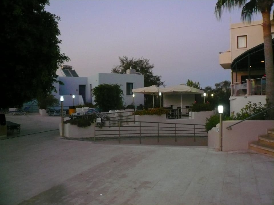 Wejście do recepcji, w dół na fitness Sirios Village Hotel & Bungalows