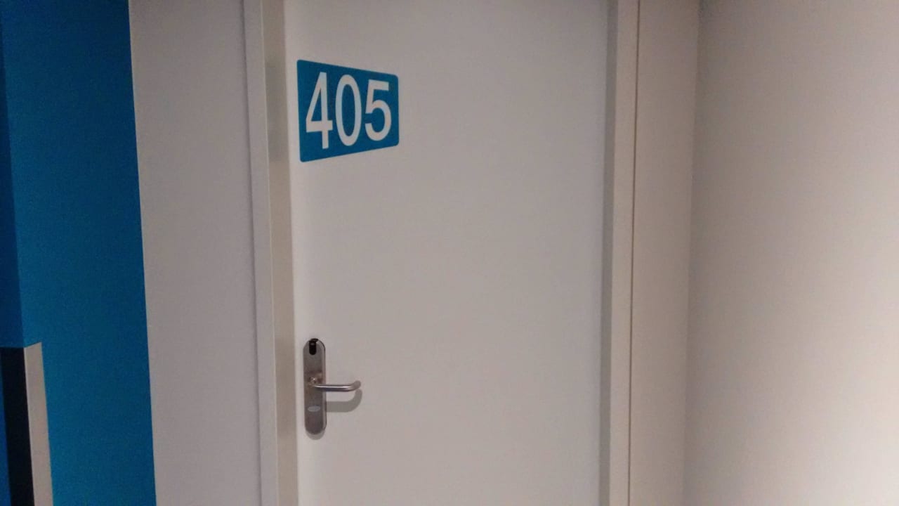 Unsere Zimmertür mit moderner Kartenschließanlage aja Grömitz