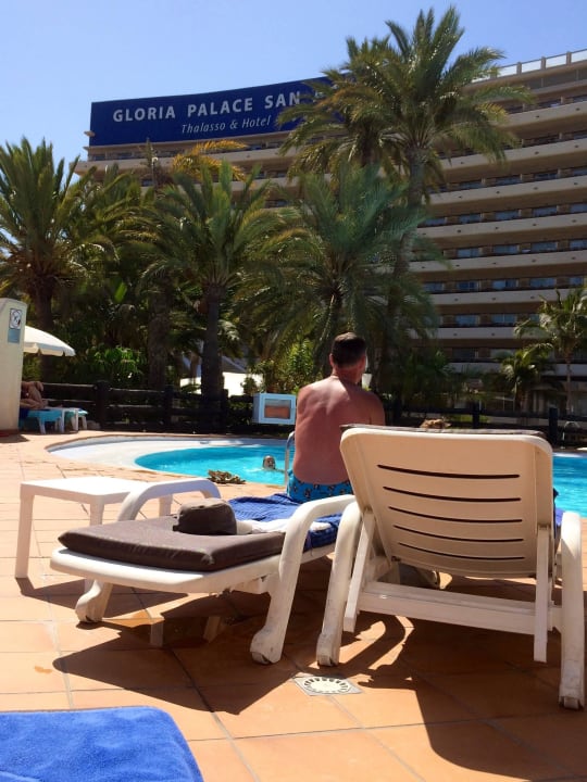 Blick von Liege auf oberen Pool und Hotel Gloria Palace San Agustin Thalasso & Hotel