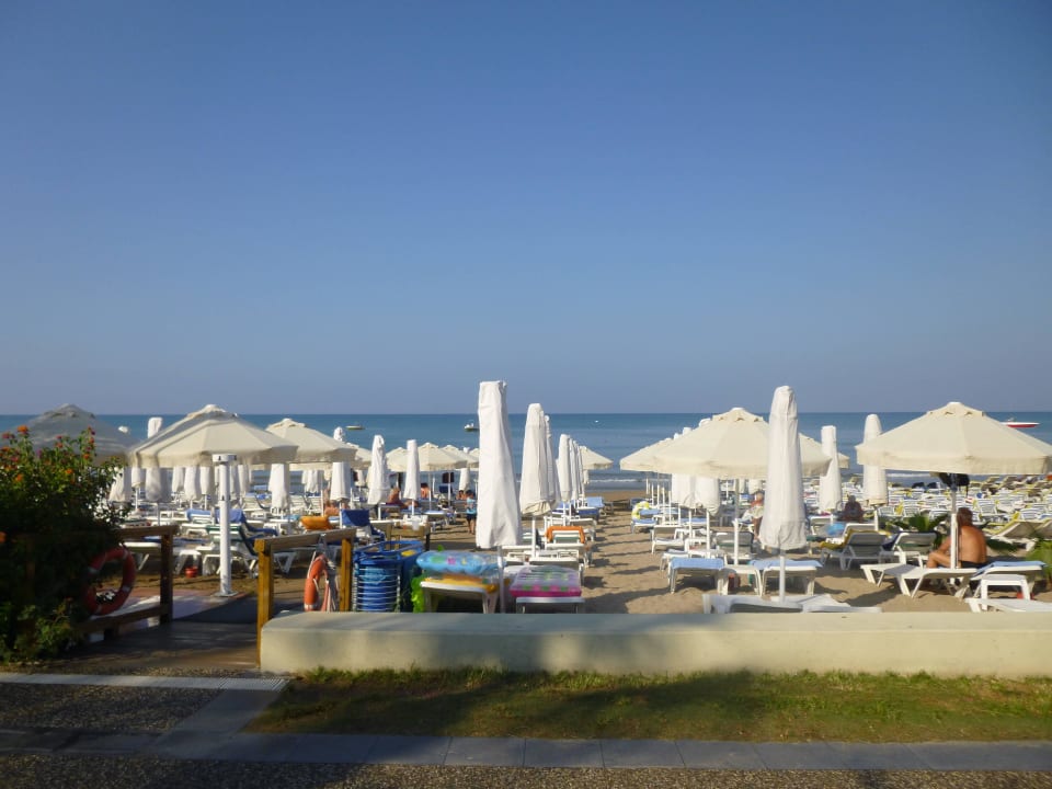 Blick von Strandbar Trendy Side Beach Hotel - Adults only