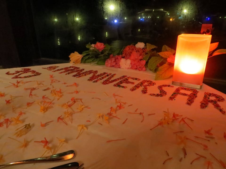 Sehr schön gedeckter Tisch zum 30. Hochzeitstag Adaaran Select Hudhuran Fushi - Premium All Inclusive