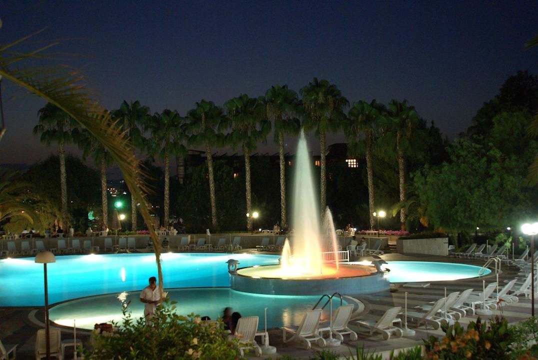 Pool und Garten bei der Nacht Top Hotel