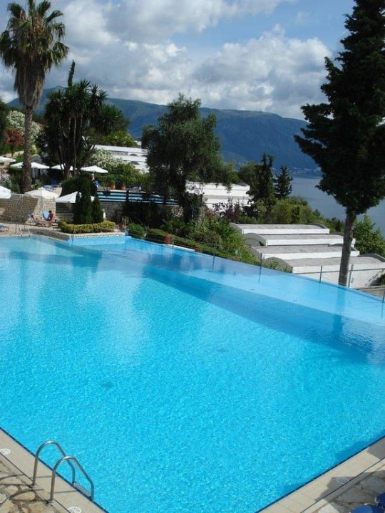 Hauptpool der Anlage Grecotel LUXME Daphnila Bay