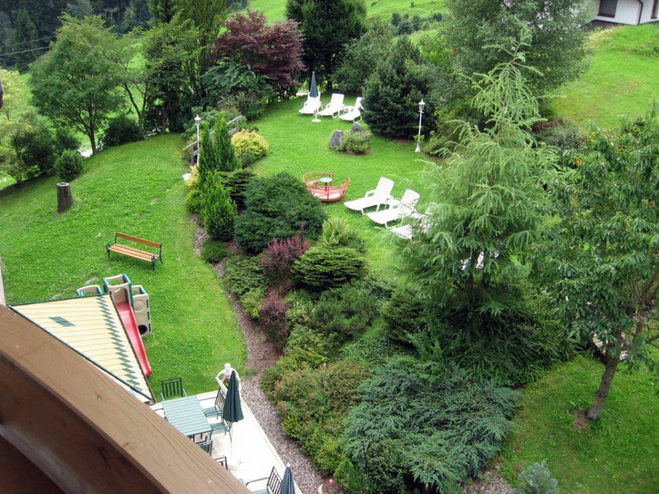 Blick vom Zimmer auf die Gartenanlage Hotel Dornauhof