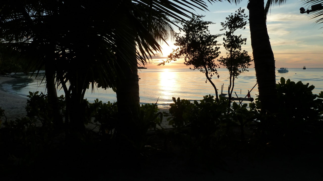 Hotelstrand bei Sonnenuntergang Kuramathi Maldives
