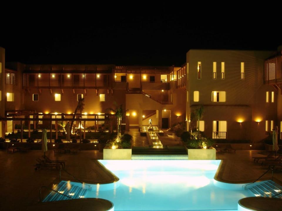 Pool und Hotel bei Nacht The Breakers Diving & Surfing Lodge