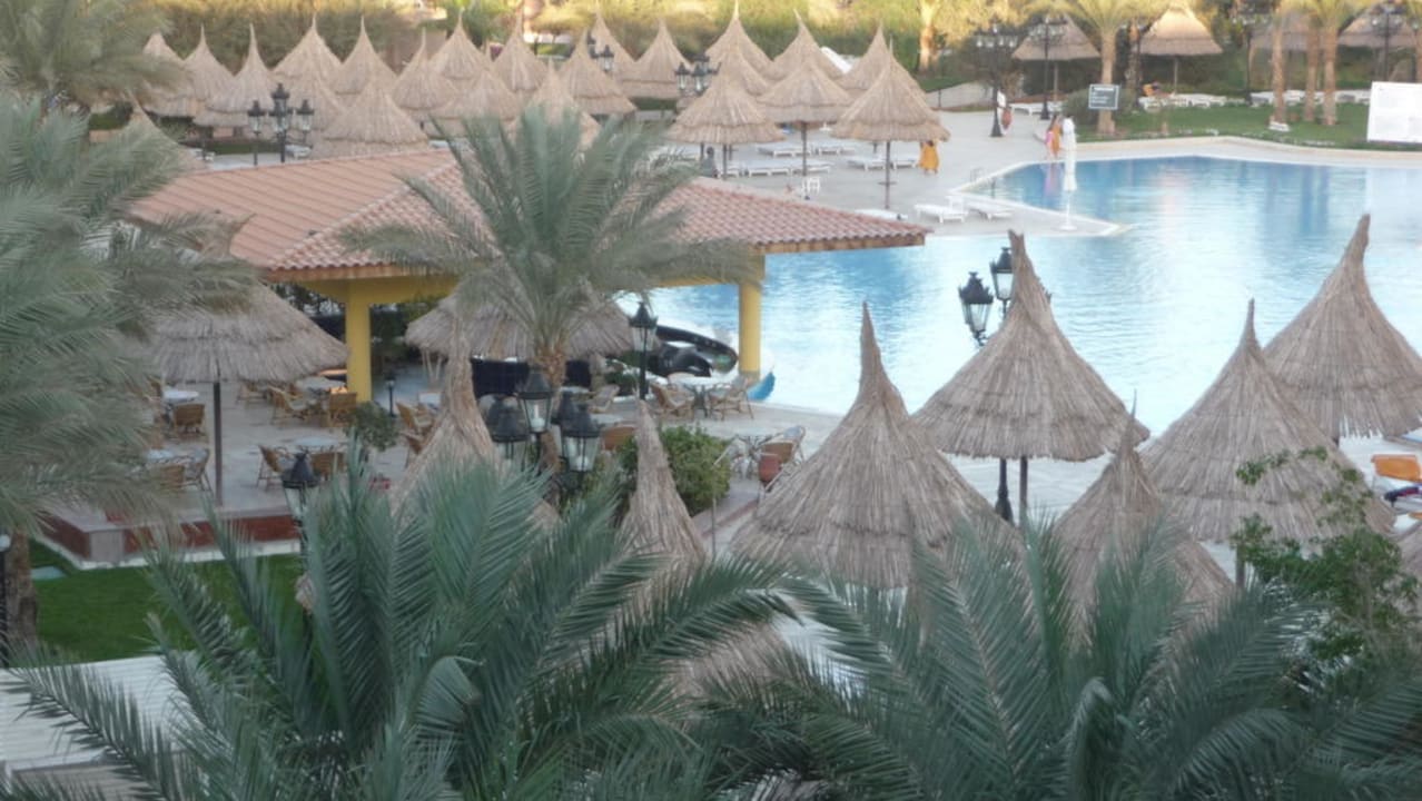 Blick auf die Poolanlage Siva Grand Beach