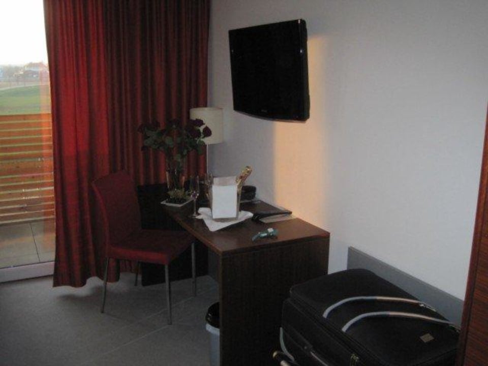 Schreibtisch, Ablage, TV All In Red Thermenhotel