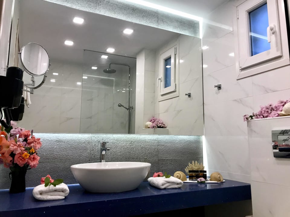 Zimmer Ionian Suites by Bruskos