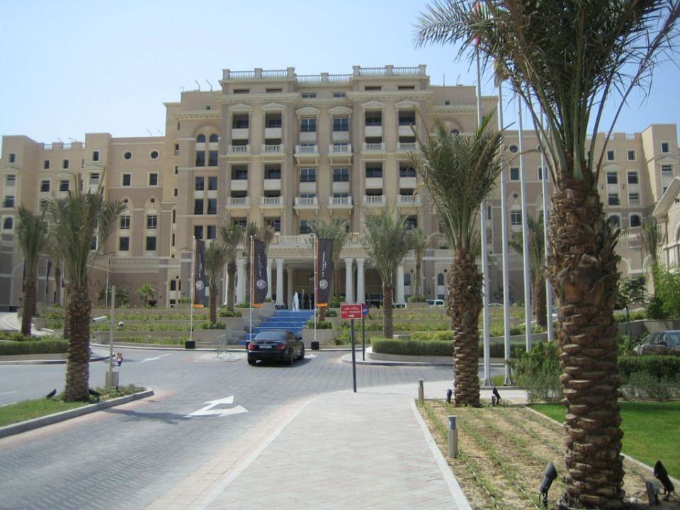 Hotel von der Zufahrt aus The Westin Dubai Mina Seyahi Beach Resort & Marina