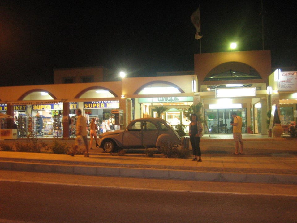 Läden vor dem Hotel Rodos Princess Beach Hotel & Spa