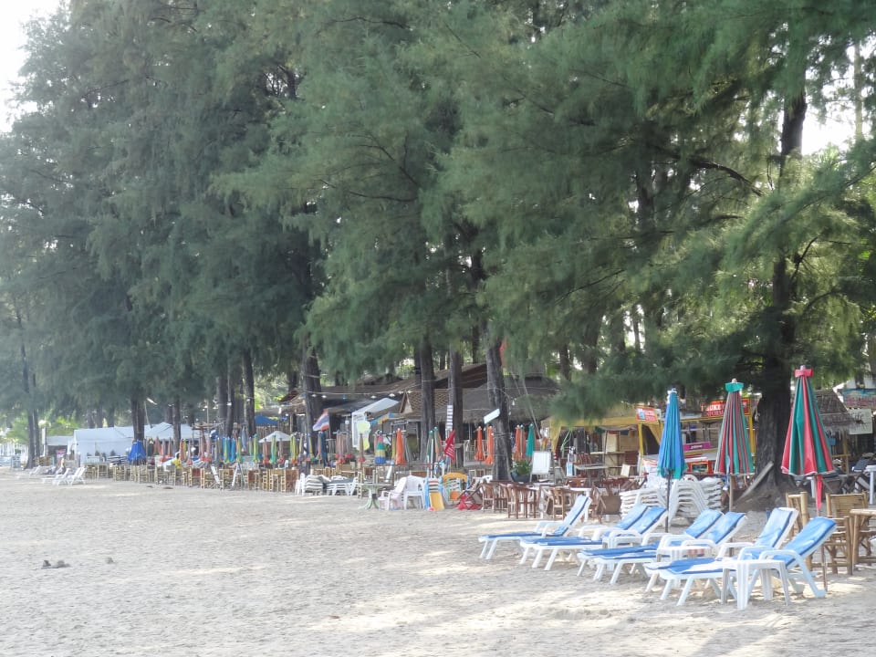 Kleine Restaurants rechts vom Hotel Best Western Premier Bangtao Beach Resort & Spa