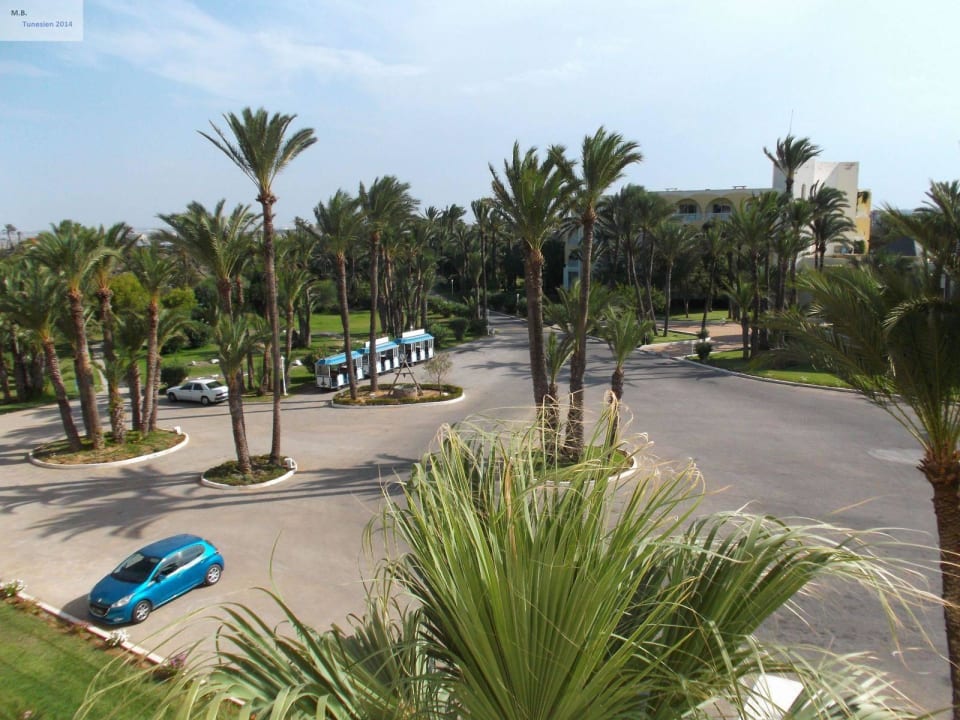 Hotelparkplatz, Zufahrt zum Hotel Calimera One Resort Jockey