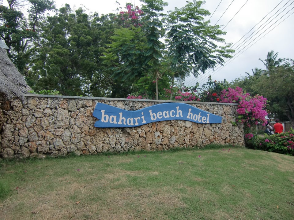 Einfahrt Bahari Beach Hotel
