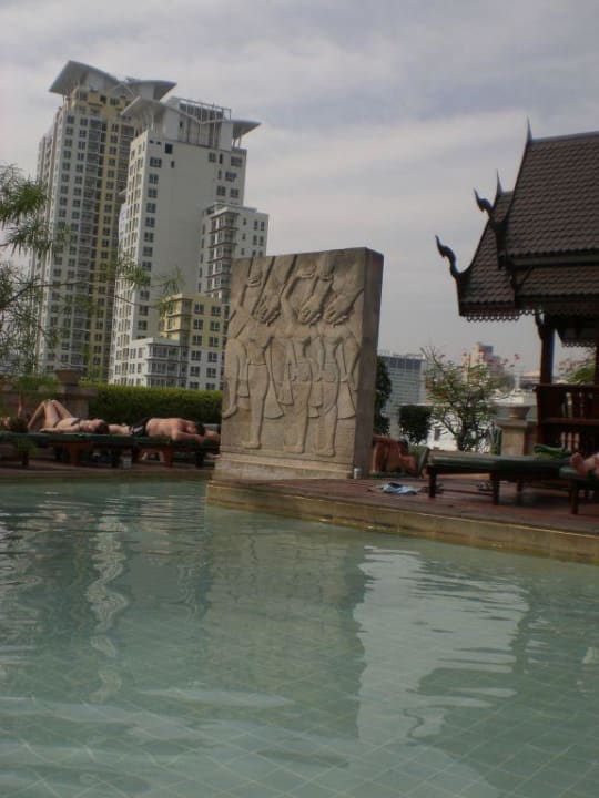 Hotel-Pool im 5. Stock Hotel Century Park