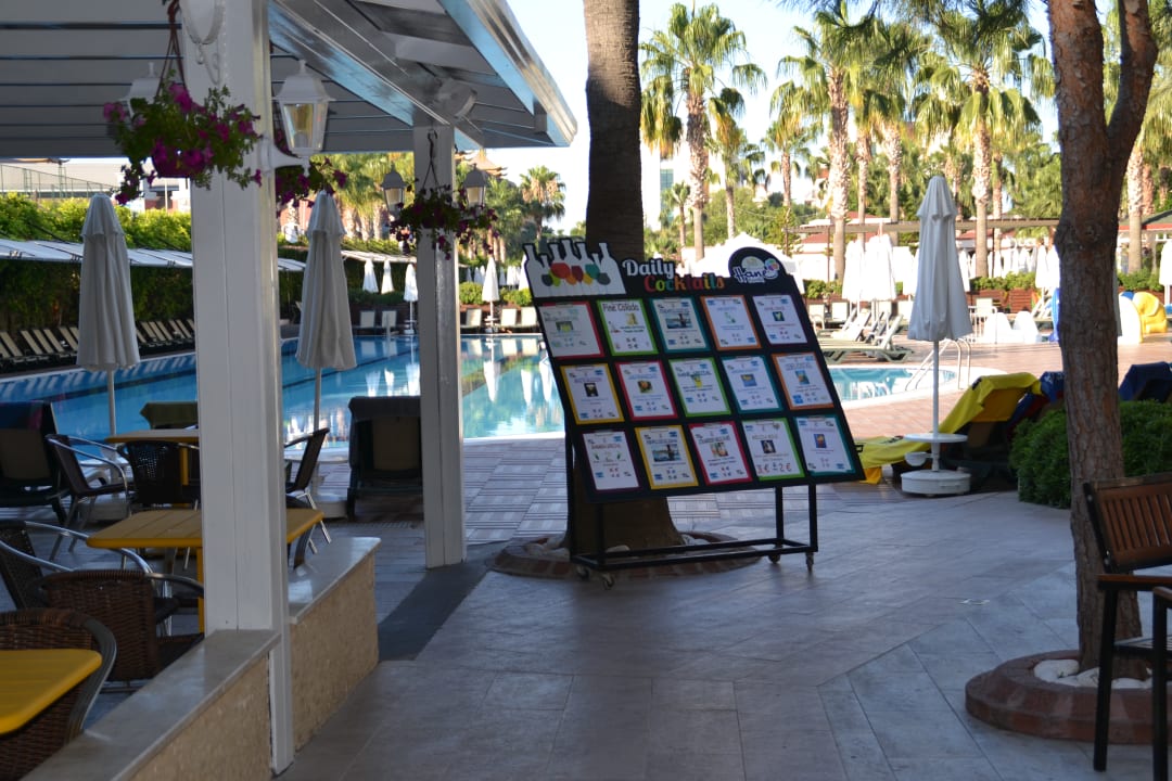 Poolbar mit Cocktailkarte Hane Family Resort