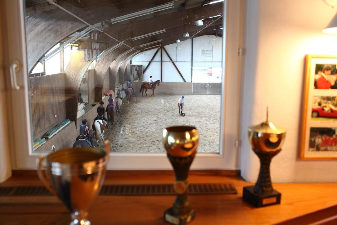 Blick über Reiterstube in die Reithalle Hotel & Reiterhof Konle