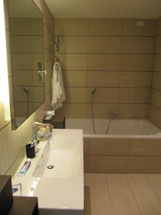 Badezimmer mit separater Wanne und Dusche Radisson Blu Hotel Milan