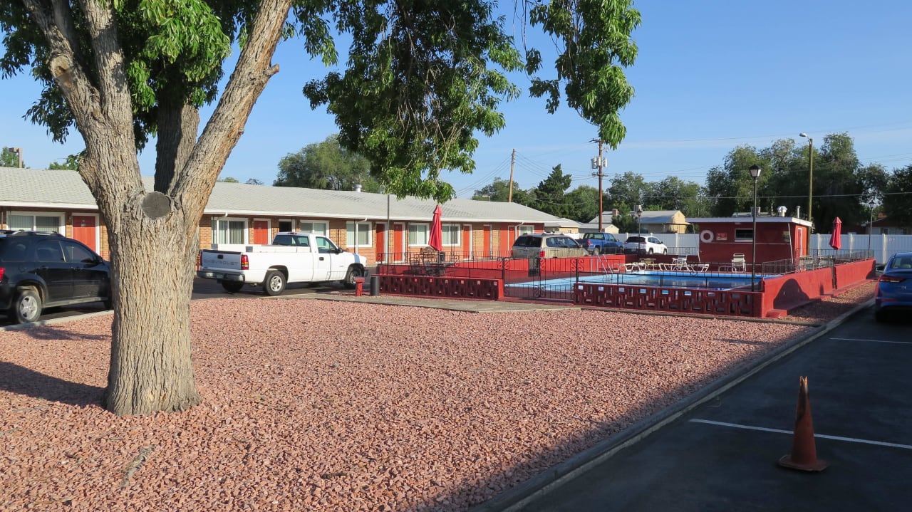 Gebäude ! und Pool Motel El Palomino