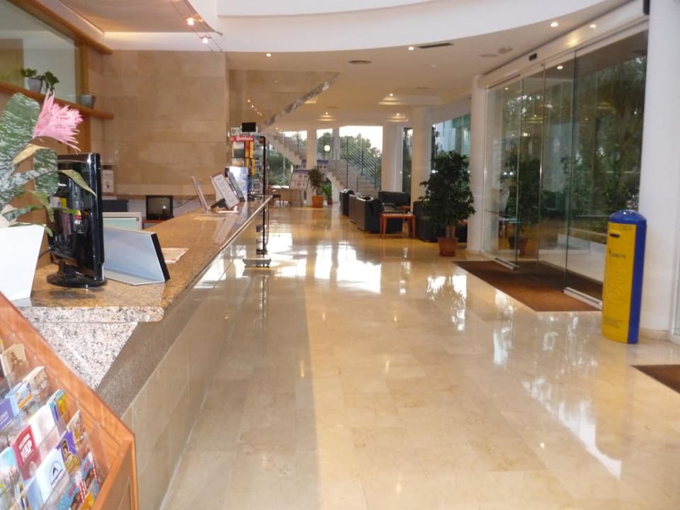 Die Rezeption links Hotel Zafiro Alzinar Mar