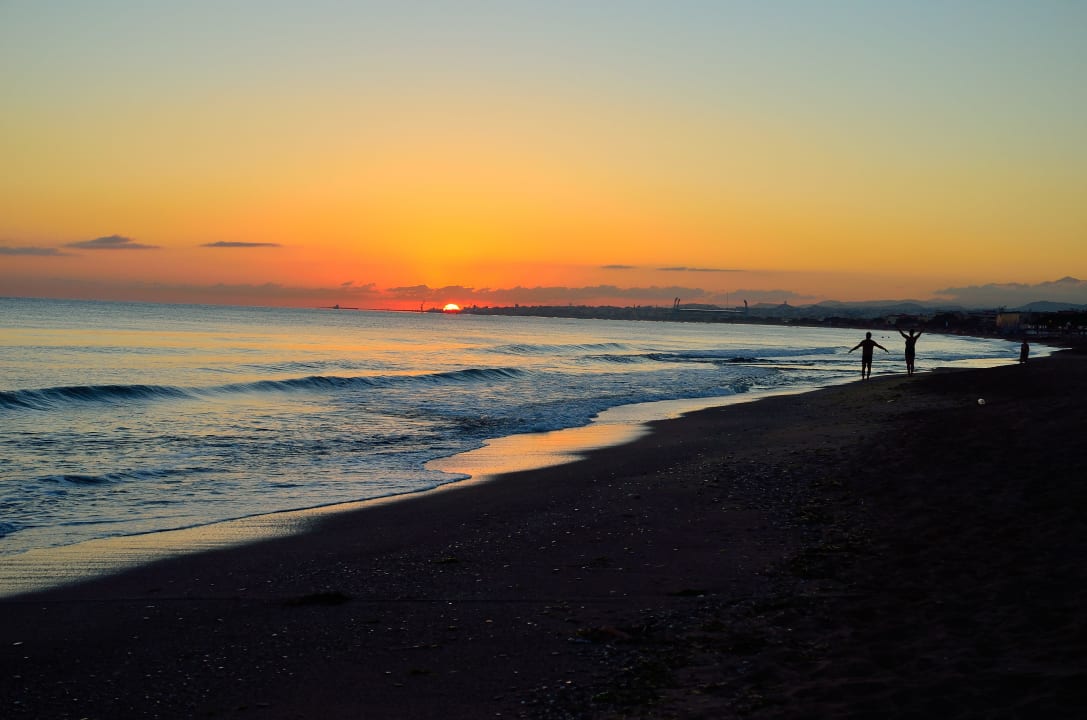 Sonnenaufgang am Strand Apollonia Beach Resort & Spa