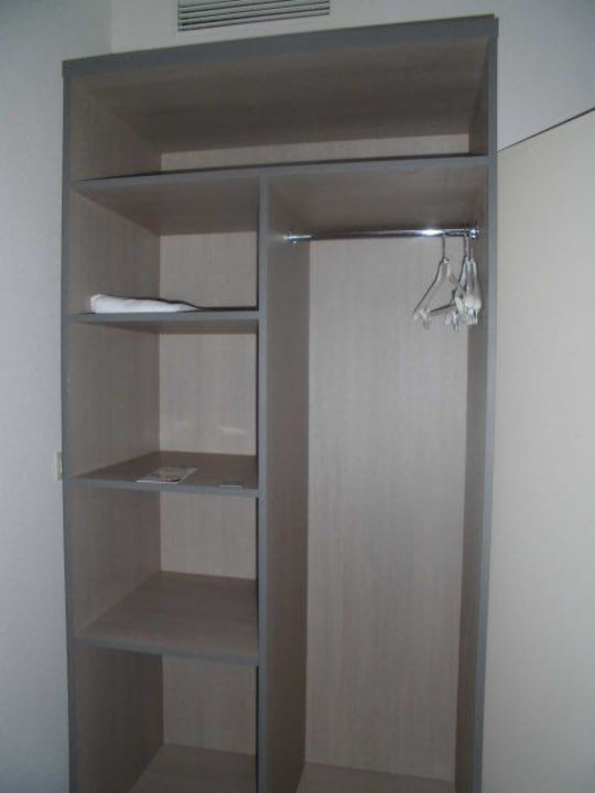 Kleiderschrank B&B HOTEL Bochum Hbf-Nord