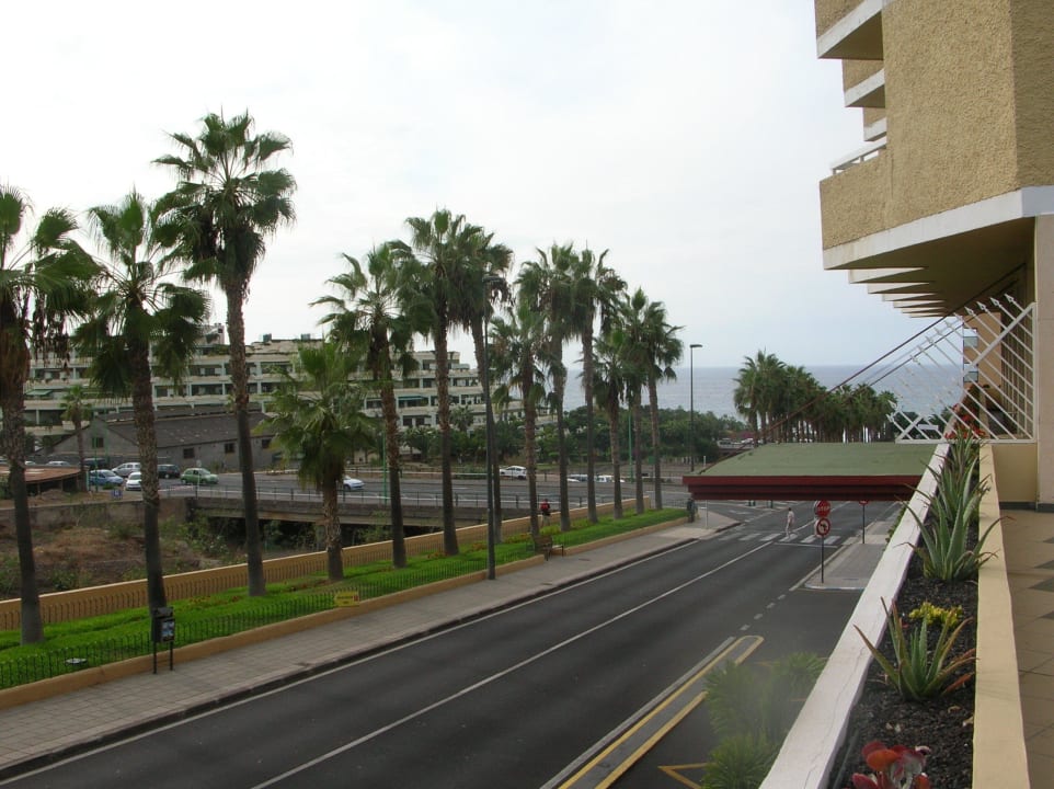 Vor dem Hoteleingang Be Live Tenerife - Adults only