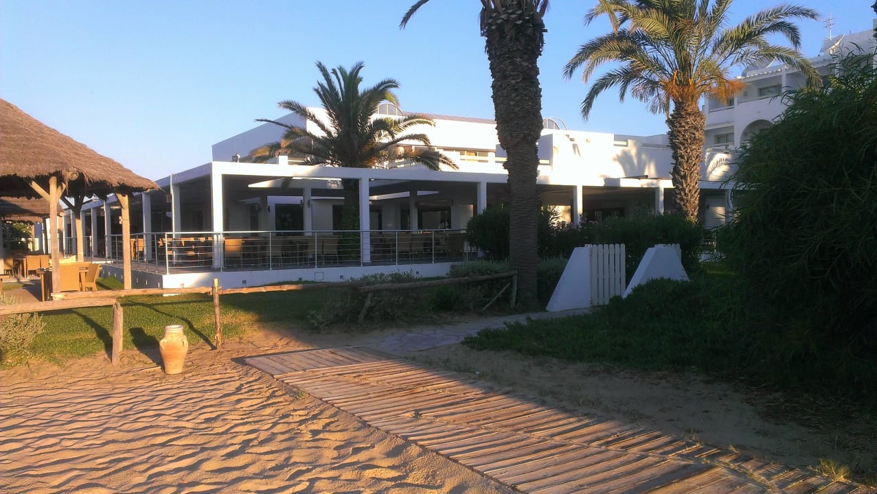 Strand am Morgen mit Restaurant The Orangers Beach Resort and Bungalows