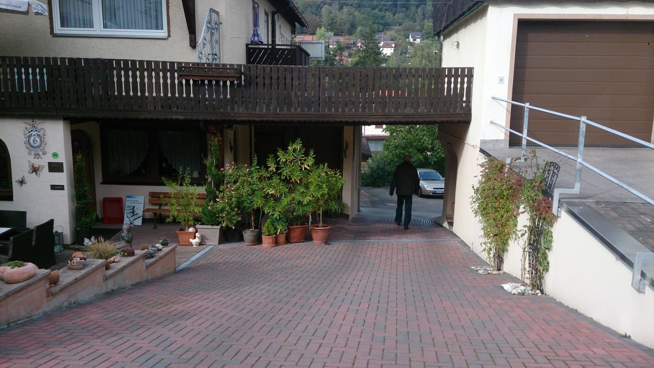 Enge Abfahrt zum Parkplatz Hotel Ursula